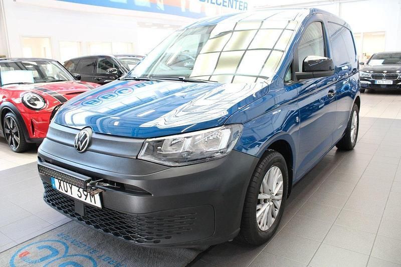 Blå Begagnad 2021 VW Caddy Minibuss | 194 900 kr (Marknadspris) - Bild 1/4