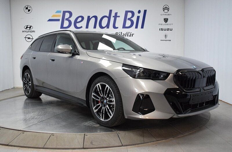 Oxide grey metallic Ny 2025 BMW 530e M Sport Kombi | 769 500 kr (Marknadspris) - Bild 1/3