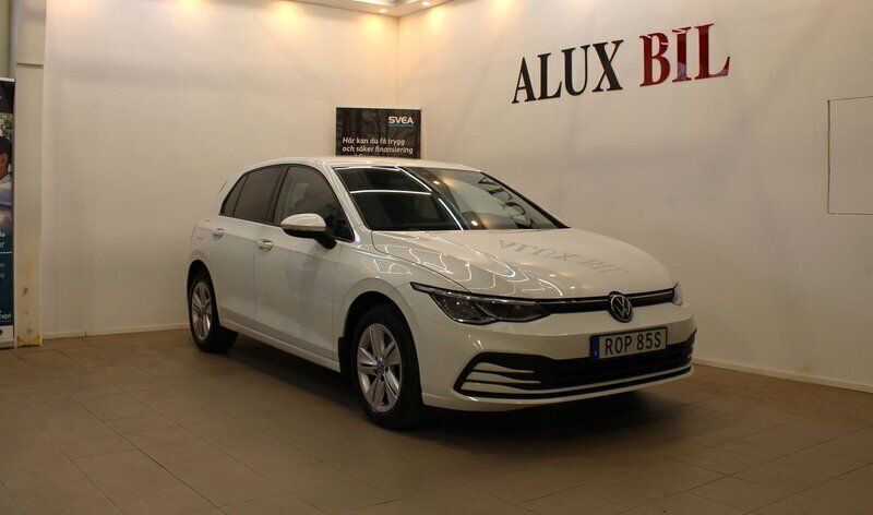 Vit Begagnad 2021 VW Golf VIII Halvkombi | 159 900 kr (Marknadspris) - Bild 1/4