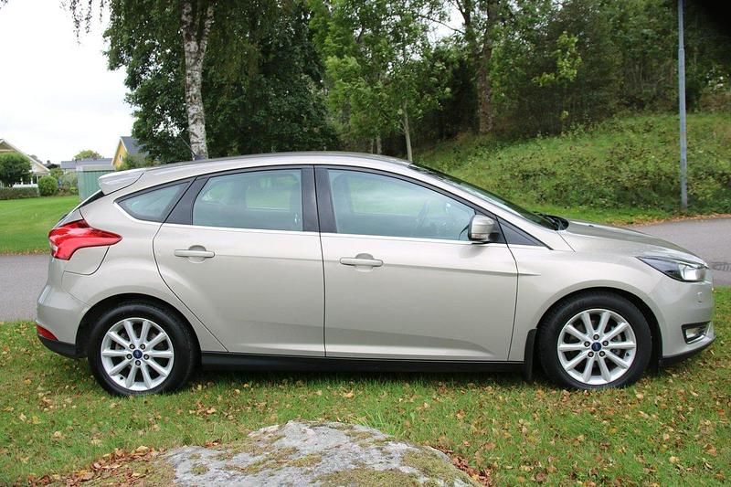 Grå Begagnad 2016 Ford Focus Titanium Halvkombi | 74 000 kr (Marknadspris) - Bild 1/4