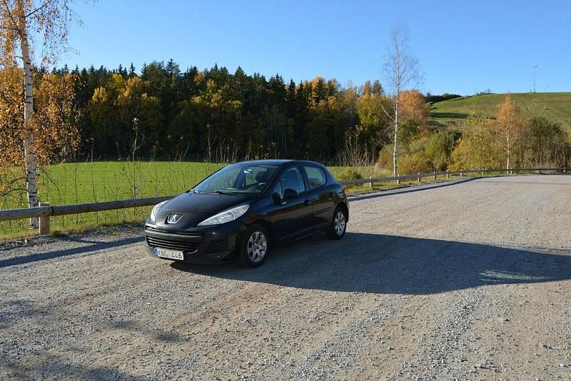 Svart Begagnad 2010 Peugeot 207 Halvkombi | 22 000 kr (Bra pris) - Bild 1/4