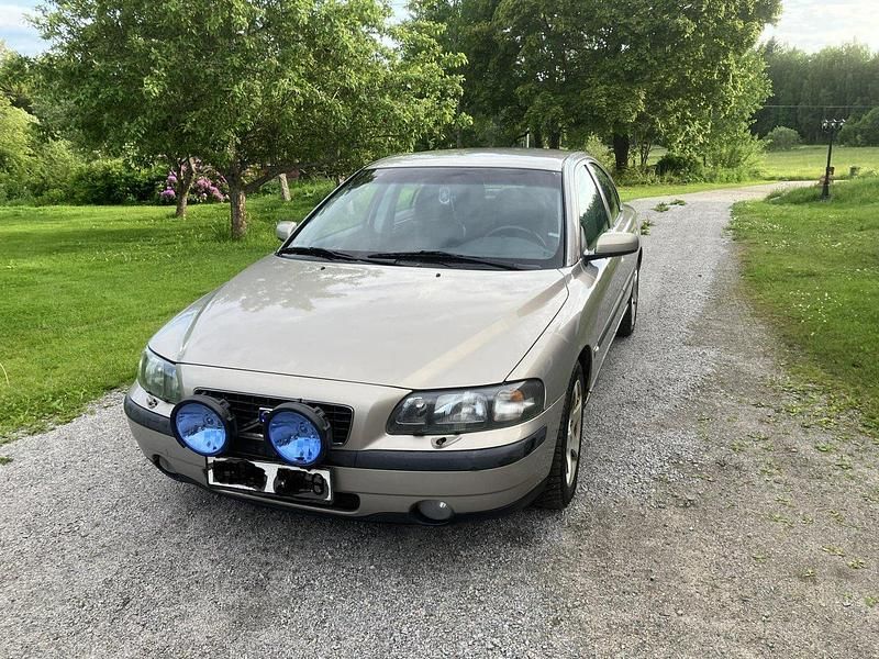 Brun Begagnad 2004 Volvo S60 Business Edition Sedan | 18 000 kr (Bra pris) - Bild 1/4