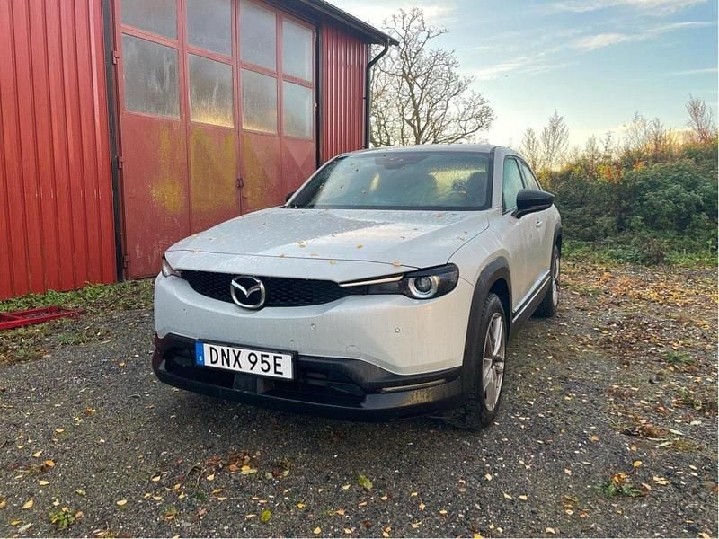 Vit Begagnad 2020 Mazda MX30 SUV | 139 000 kr (Marknadspris) - Bild 1/4