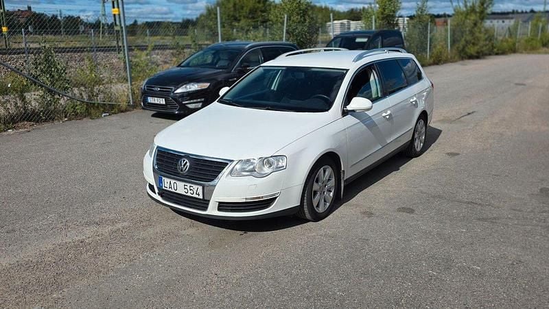 Vit Begagnad 2010 VW Passat Sportline Kombi | 24 900 kr (Marknadspris) - Bild 1/4