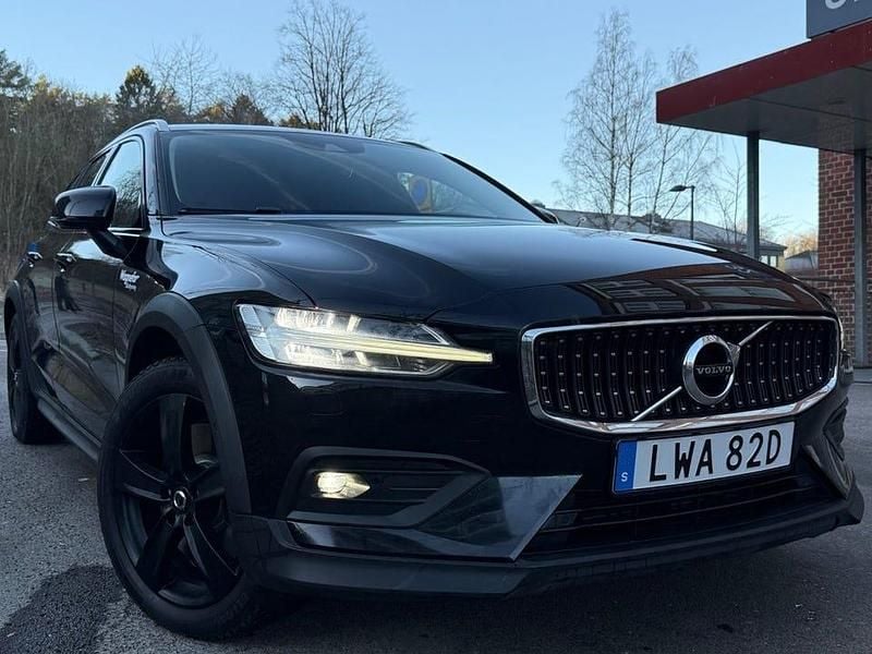 Svart Begagnad 2021 Volvo V60 CC Kombi | 264 900 kr (Bra pris) - Bild 1/4