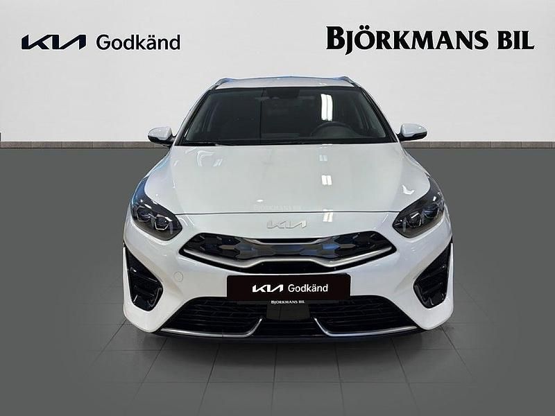 Begagnad Kia Ceed Sportswagon 105 HK (77 kW) 2023 /hw2/ deluxe white m Kombi
