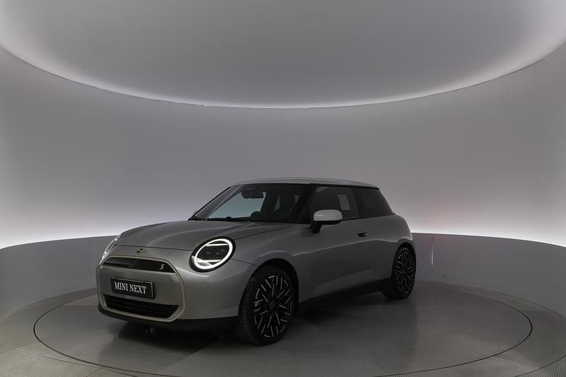 Grå Begagnad 2024 Mini Cooper SE Halvkombi | 369 900 kr (Marknadspris) - Bild 1/4