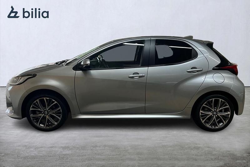 Begagnad Toyota Yaris Hybrid Style 132 HK (97 kW) 2024 Silver Halvkombi