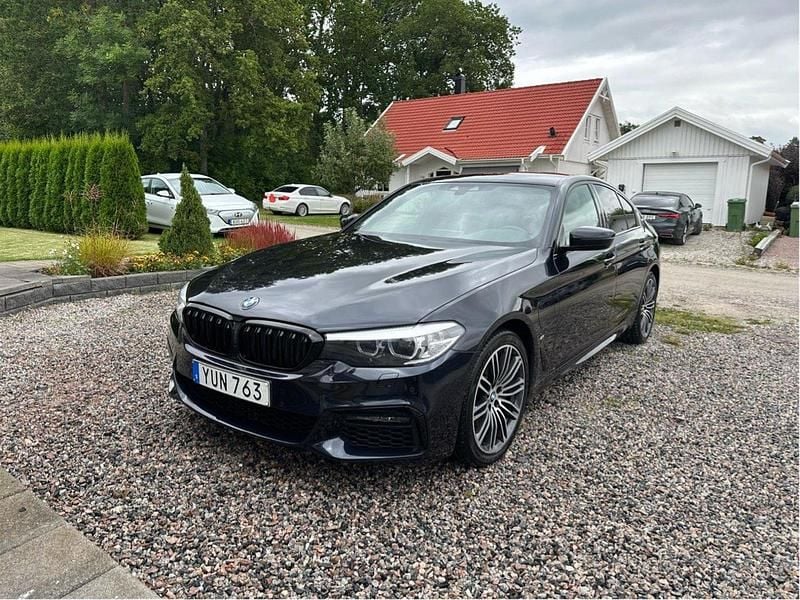 Svart Begagnad 2019 BMW 530e iPerformance Sedan | 289 000 kr (Marknadspris) - Bild 1/4