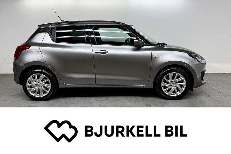 Grå Begagnad 2022 Suzuki Swift Halvkombi | 149 900 kr (Bra pris) - Bild 1/4