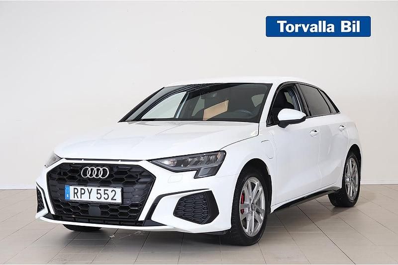 Vit Begagnad 2021 Audi A3 Sportback e-tron S-Line Halvkombi | 284 900 kr (Marknadspris) - Bild 1/3