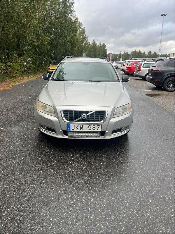 Grå Begagnad 2008 Volvo V70 Kombi | 40 000 kr (Marknadspris) - Bild 1/4