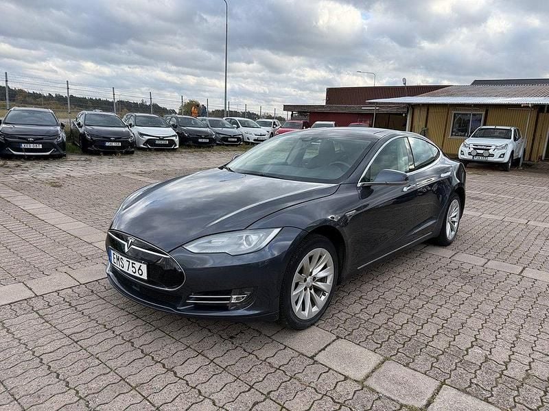 Grå Begagnad 2014 Tesla Model S Sedan | 139 875 kr - Bild 1/4