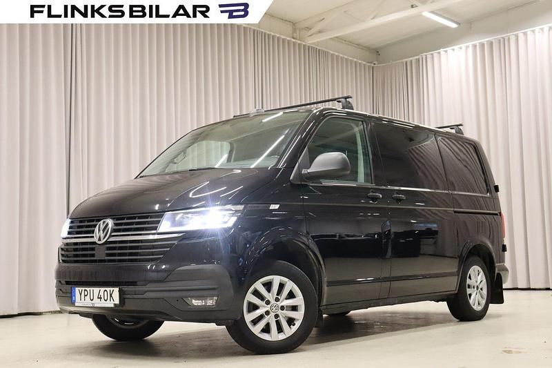 Svart (deep black pärleffekt) Begagnad 2021 VW T6.1 Van | 289 900 kr (Marknadspris) - Bild 1/4