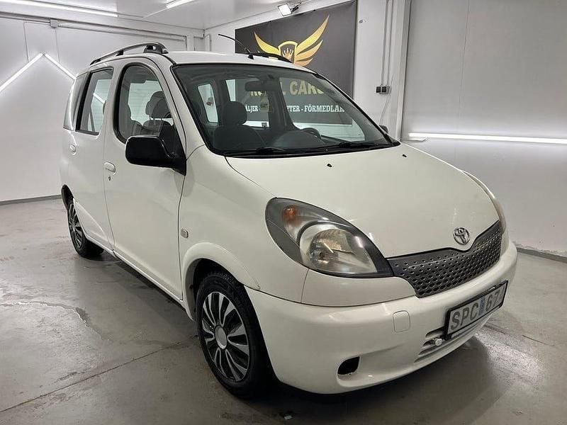 Vit Begagnad 2002 Toyota Yaris Verso Minibuss | 34 990 kr (Bra pris) - Bild 1/4