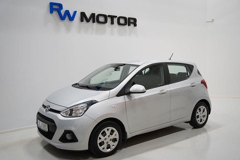Silver Begagnad 2016 Hyundai i10 Halvkombi | 68 900 kr (Marknadspris) - Bild 1/4