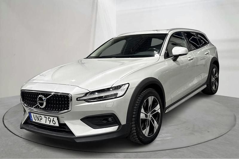 Vit Begagnad 2022 Volvo V60 CC Kombi | 309 000 kr (Marknadspris) - Bild 1/4