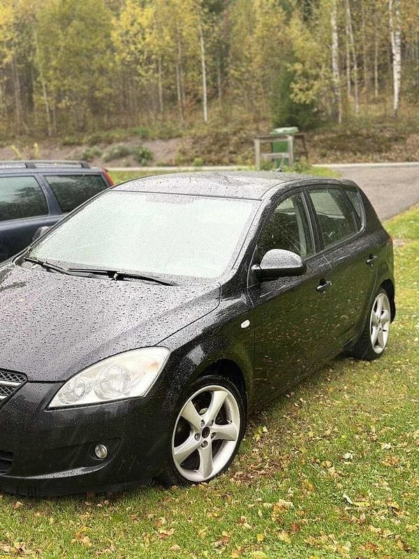 Svart Begagnad 2008 Kia Ceed 4 Halvkombi | 20 000 kr (Marknadspris) - Bild 1/4