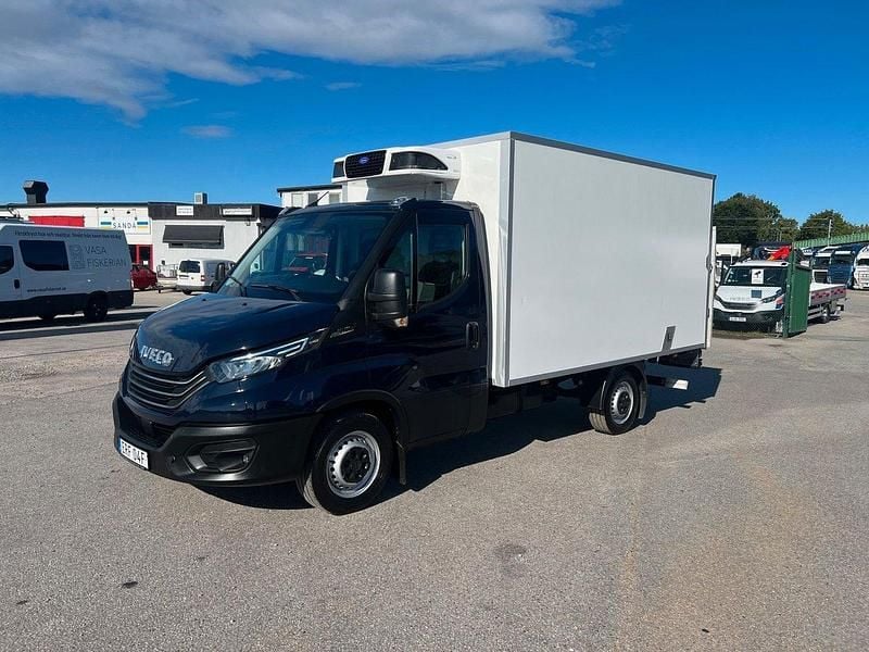 Blå Begagnad 2023 Iveco Daily Van | 561 250 kr - Bild 1/4