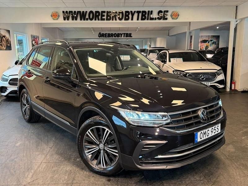 Svart Begagnad 2022 VW Tiguan SUV | 264 900 kr (Marknadspris) - Bild 1/4