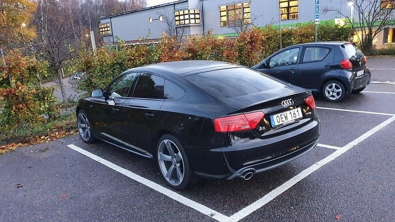 Svart Begagnad 2016 Audi A5 Sportback Sport Halvkombi | 176 000 kr (Marknadspris) - Bild 1/4