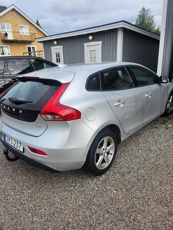 Silver Begagnad 2017 Volvo V40 Kinetic Kombi | 139 000 kr (Marknadspris) - Bild 1/4