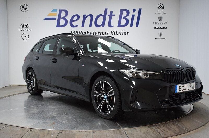 Skyscraper grey metallic Begagnad 2024 BMW 330e M Sport Kombi | 507 500 kr (Superpris) - Bild 1/3