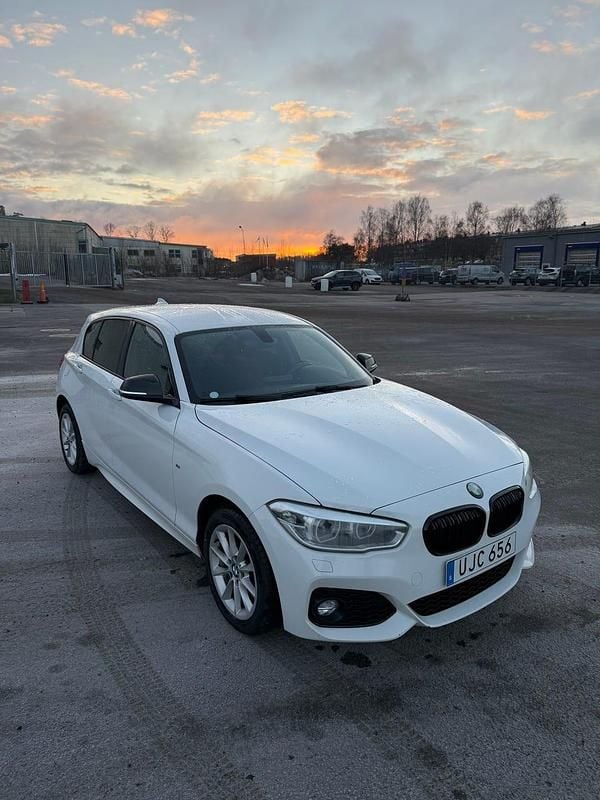 Begagnad 2016 BMW 120 M Sport Halvkombi | 166 500 kr (Marknadspris) - Bild 1/4