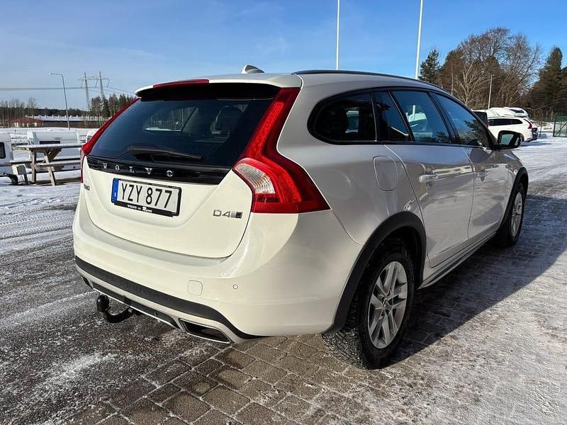 Begagnad Volvo V60 CC Standard 190 HK (139 kW) 2017 Vit Kombi