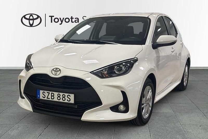 Vit Begagnad 2025 Toyota Yaris Hybrid Sedan | 227 000 kr (Marknadspris) - Bild 1/4