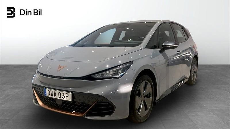 Ljusgrå (vapor grey) Begagnad 2023 Cupra Born Halvkombi | 259 900 kr (Marknadspris) - Bild 1/4
