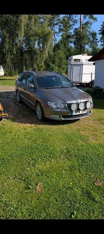 Brun Begagnad 2011 Skoda Superb Elegance Kombi | 23 000 kr (Marknadspris) - Bild 1/3
