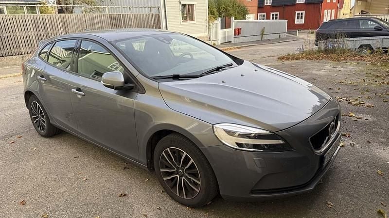 Grå Begagnad 2018 Volvo V40 Momentum Halvkombi | 170 000 kr (Marknadspris) - Bild 1/4