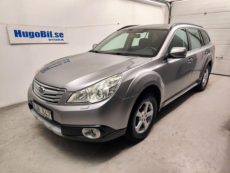 Silver (silvermetallic) Begagnad 2010 Subaru Outback Kombi | 69 500 kr (Marknadspris) - Bild 1/4