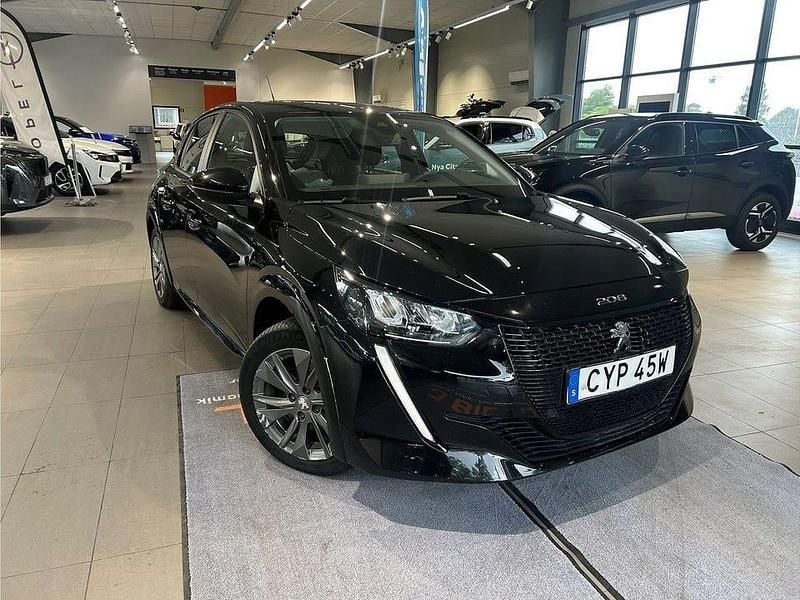 Svart Begagnad 2022 Peugeot e-208 Active Halvkombi | 179 900 kr (Marknadspris) - Bild 1/4