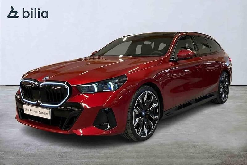Röd Begagnad 2024 BMW 530e Comfort Edition Kombi | 688 000 kr (Lite dyr) - Bild 1/1