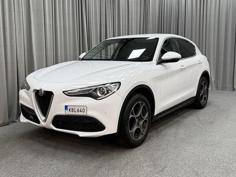 Vit Begagnad 2017 Alfa Romeo Stelvio Super SUV | 179 900 kr (Superpris) - Bild 1/4