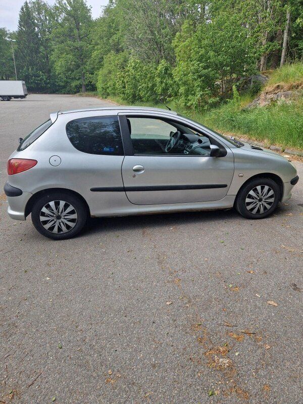Grå Begagnad 2004 Peugeot 206 Halvkombi | 11 000 kr (Bra pris) - Bild 1/4