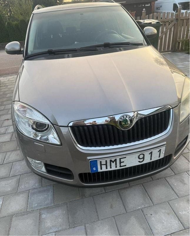 Brun Begagnad 2009 Skoda Fabia Halvkombi | 30 000 kr (Bra pris) - Bild 1/4