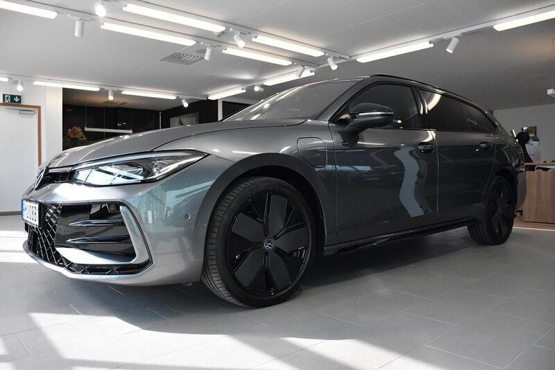 Mörkgrå Ny 2025 VW Passat Edition Kombi | 499 799 kr (Superpris) - Bild 1/2