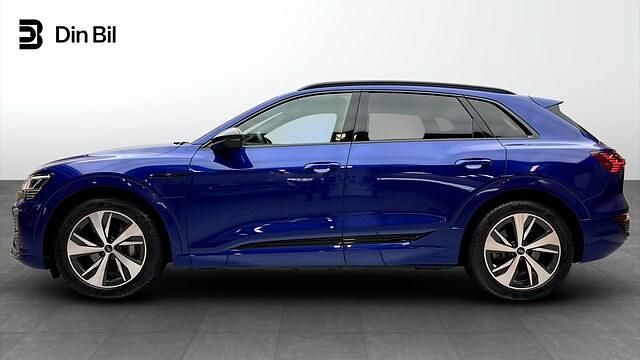 Begagnad Audi Q8 e-tron S-Line 250 kW (340 HK) 2023 Ultrablå metallic SUV