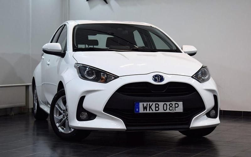 Begagnad Toyota Yaris Hybrid Active 116 HK (85 kW) 2020 Vit Halvkombi