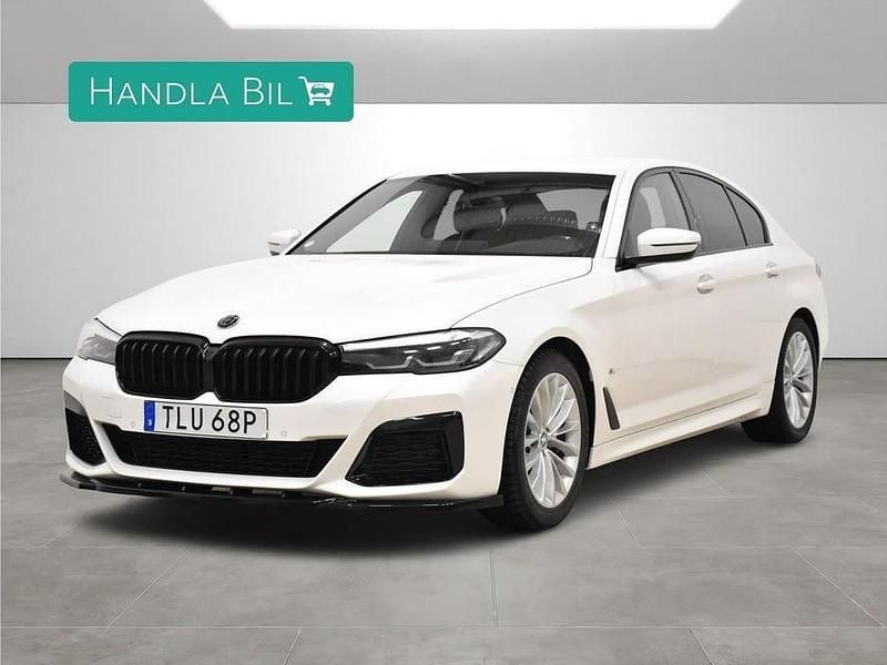 Vit Begagnad 2021 BMW 520 M Sport Sedan | 399 700 kr (Marknadspris) - Bild 1/4