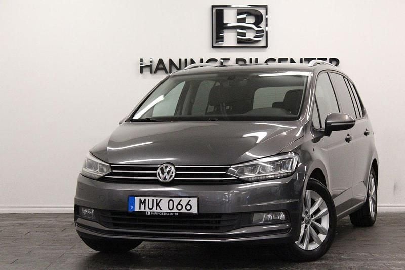 Mörkgrå (grå) Begagnad 2016 VW Touran Minibuss | 139 900 kr (Marknadspris) - Bild 1/4