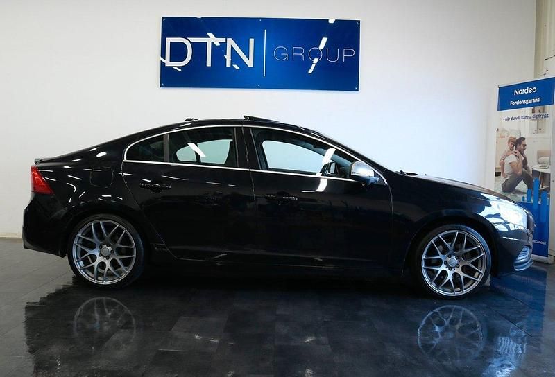 Svart Begagnad 2013 Volvo S60 R-Design Sedan | 139 500 kr - Bild 1/4