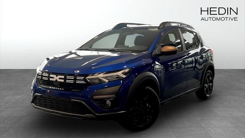 Blå (blue) Ny 2025 Dacia Sandero Extreme Halvkombi | 256 200 kr (Dyr) - Bild 1/4