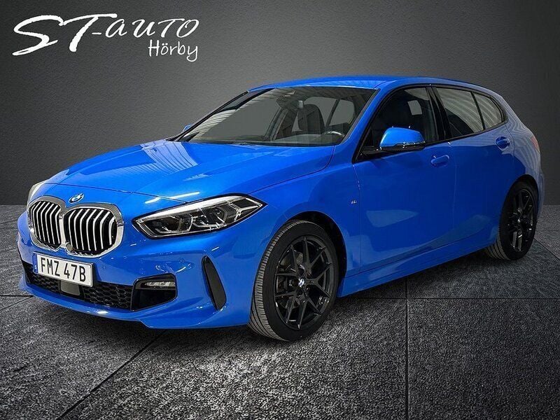 Blå Begagnad 2020 BMW 118 M Sport Halvkombi | 259 900 kr (Lite dyr) - Bild 1/4