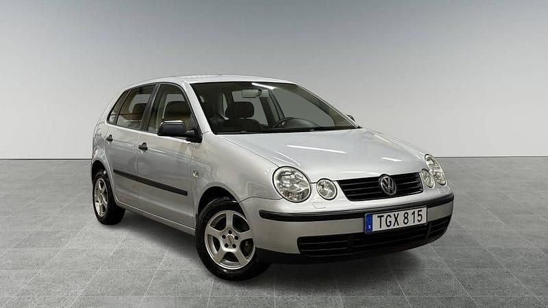 Silver Begagnad 2002 VW Polo Basis Halvkombi | 29 900 kr (Dyr) - Bild 1/4