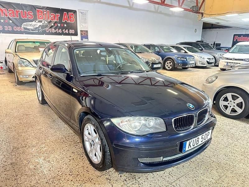 Mörkblå Begagnad 2010 BMW 116 Advantage Halvkombi | 49 900 kr (Marknadspris) - Bild 1/4