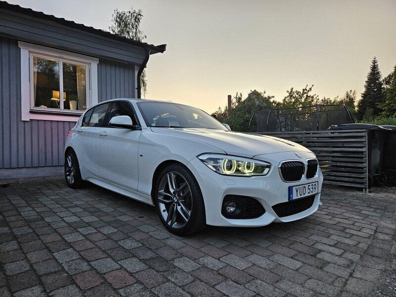Vit Begagnad 2019 BMW 118 M Sport Halvkombi | 192 000 kr (Bra pris) - Bild 1/4
